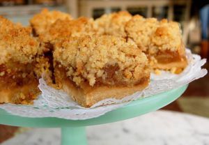 Apple crumb bars